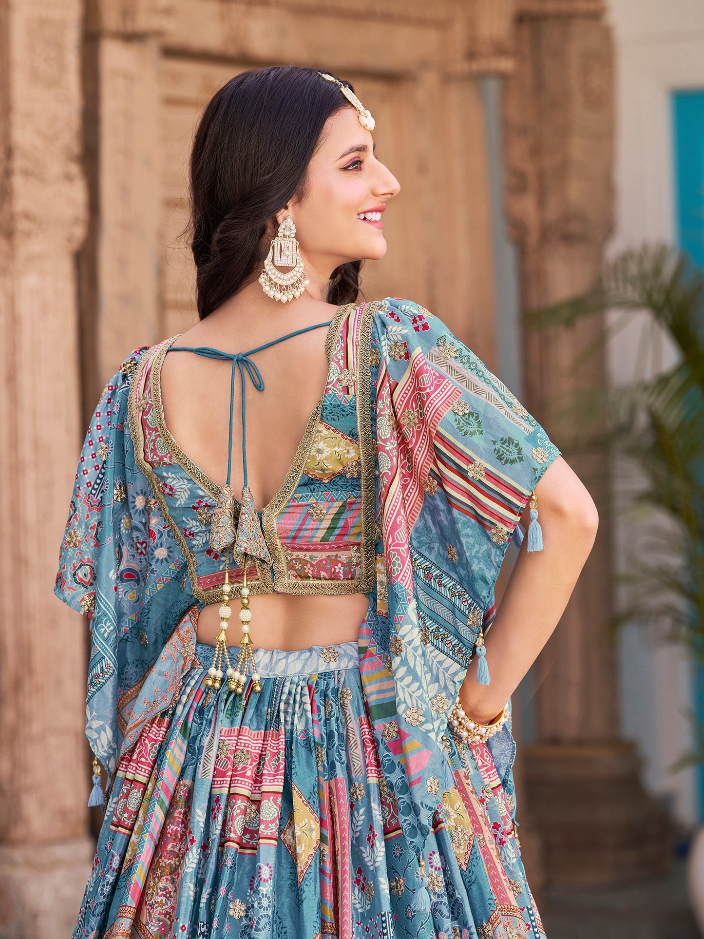 Eleganter rosa-grauer Braut-Lehenga mit Zarkan-Stickerei und Pailletten