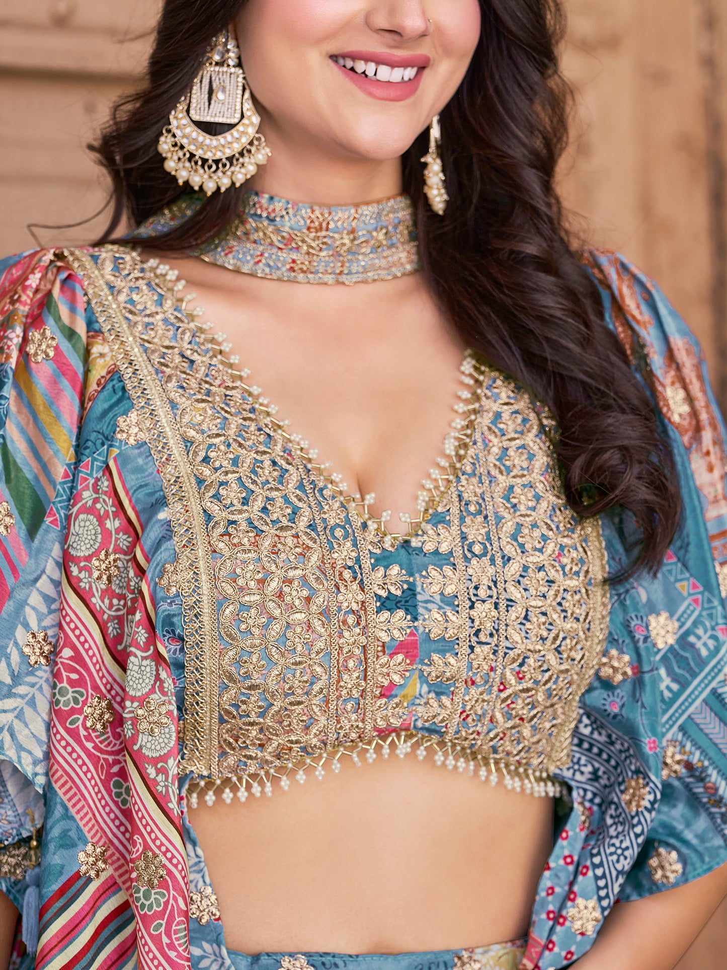 Eleganter rosa-grauer Braut-Lehenga mit Zarkan-Stickerei und Pailletten