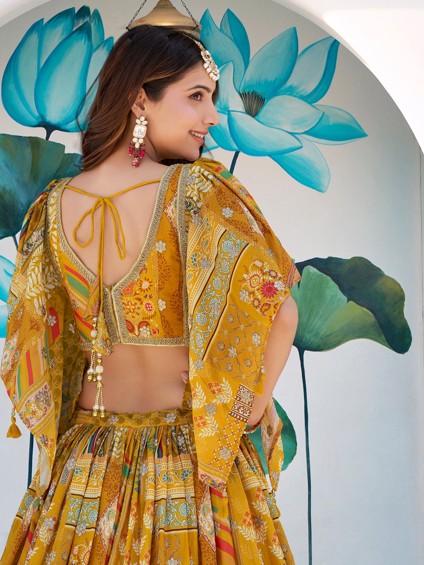 Eleganter rosa-grauer Braut-Lehenga mit Zarkan-Stickerei und Pailletten