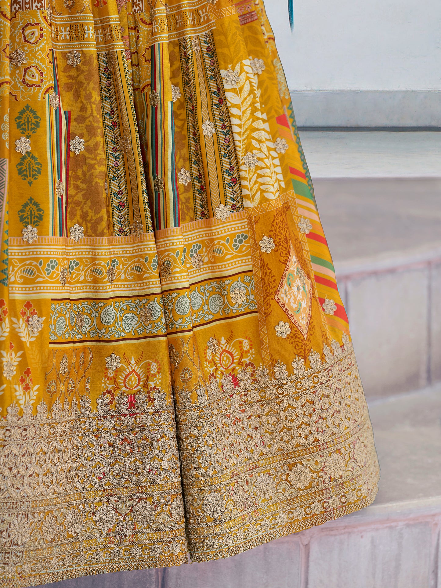 Eleganter rosa-grauer Braut-Lehenga mit Zarkan-Stickerei und Pailletten