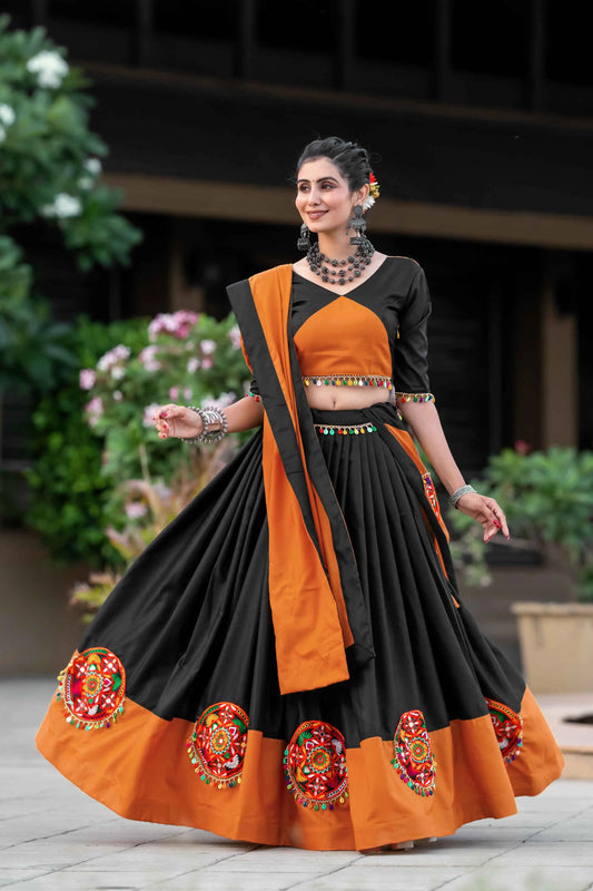 Lehenga choli orange et noir spécial Navratri avec travail gamthi en coton et travail de miroirs