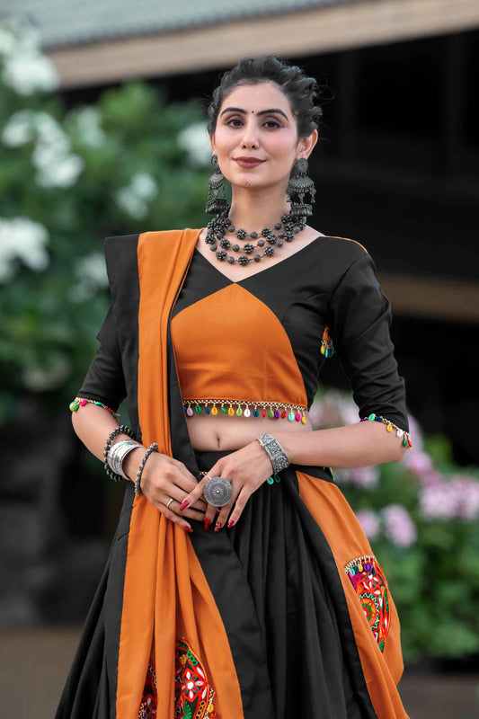 Lehenga choli orange et noir spécial Navratri avec travail gamthi en coton et travail de miroirs