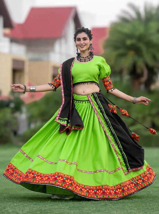 Lehenga choli spécial Navratri vert perroquet vibrant avec travail Ganthi en coton et soie