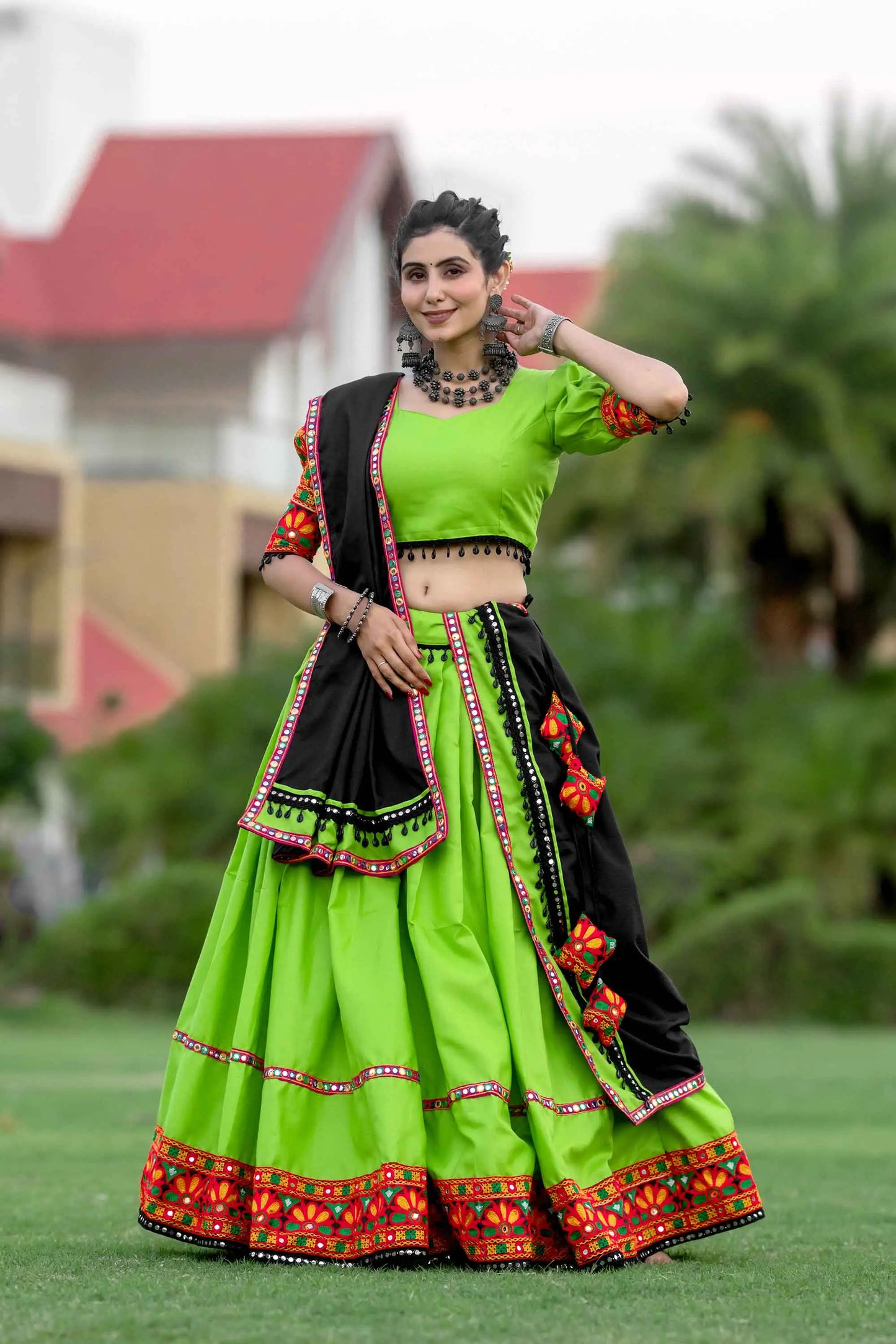 Lehenga choli spécial Navratri vert perroquet vibrant avec travail Ganthi en coton et soie