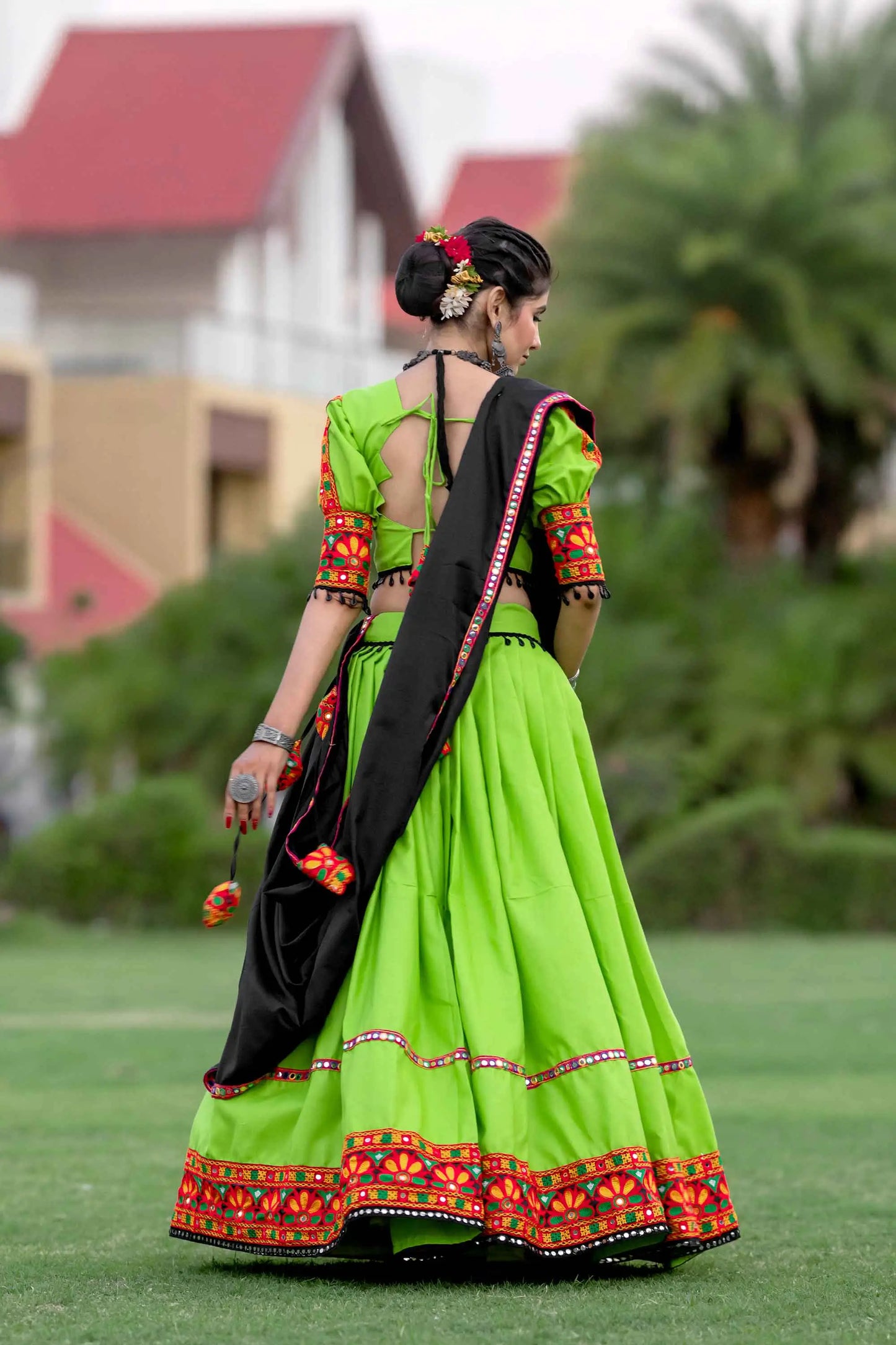 Lehenga choli spécial Navratri vert perroquet vibrant avec travail Ganthi en coton et soie