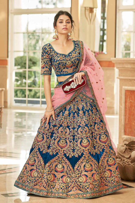 Lehenga choli en velours bleu avec travail de broderie au fil, dori, zari et sequins COLLECTION KAMYA