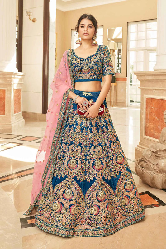 Lehenga choli en velours bleu avec travail de broderie au fil, dori, zari et sequins COLLECTION KAMYA