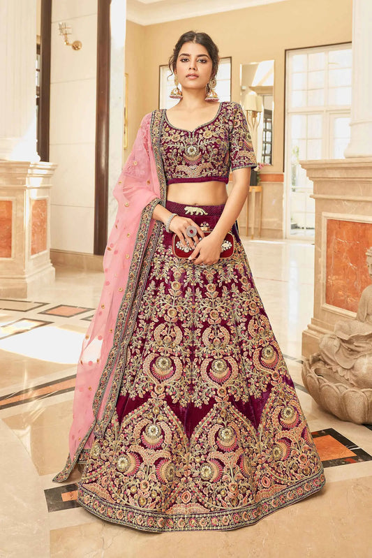Lehenga choli en velours bordeaux orné de broderies au fil, dori, zari et sequins COLLECTION KAMYA