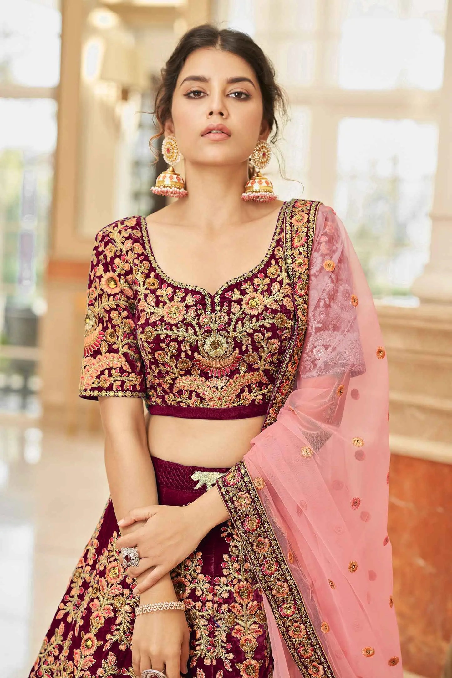 Lehenga choli en velours bordeaux orné de broderies au fil, dori, zari et sequins COLLECTION KAMYA