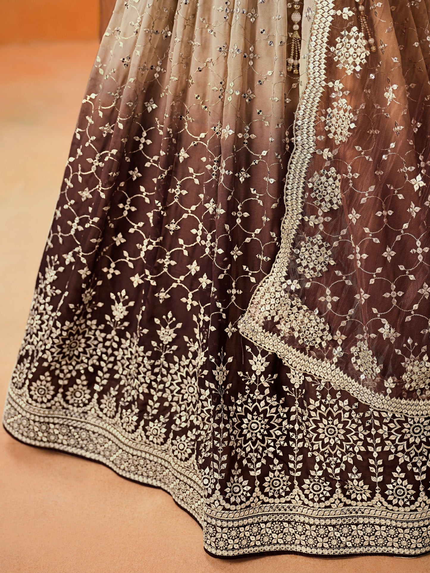 Rosa 3-teiliges Lehenga-Jacken-Set (Koti) mit Stickdetails