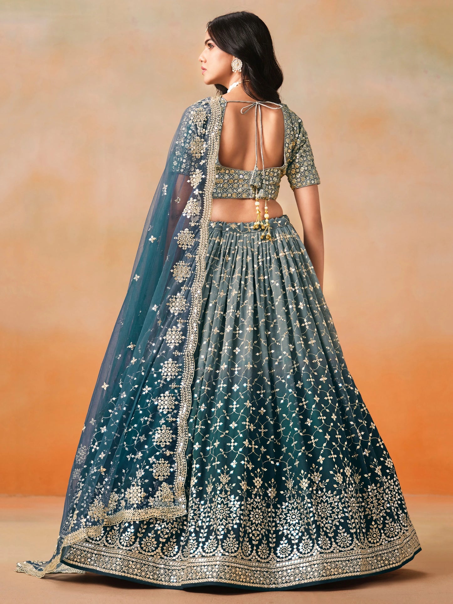 Rosa 3-teiliges Lehenga-Jacken-Set (Koti) mit Stickdetails