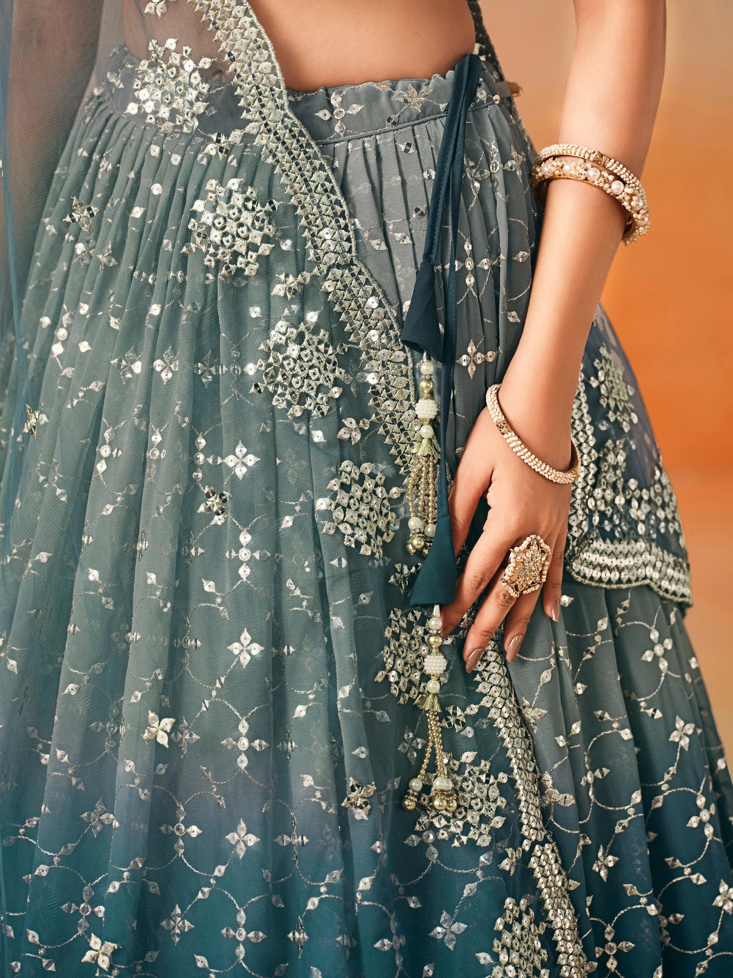 Rosa 3-teiliges Lehenga-Jacken-Set (Koti) mit Stickdetails