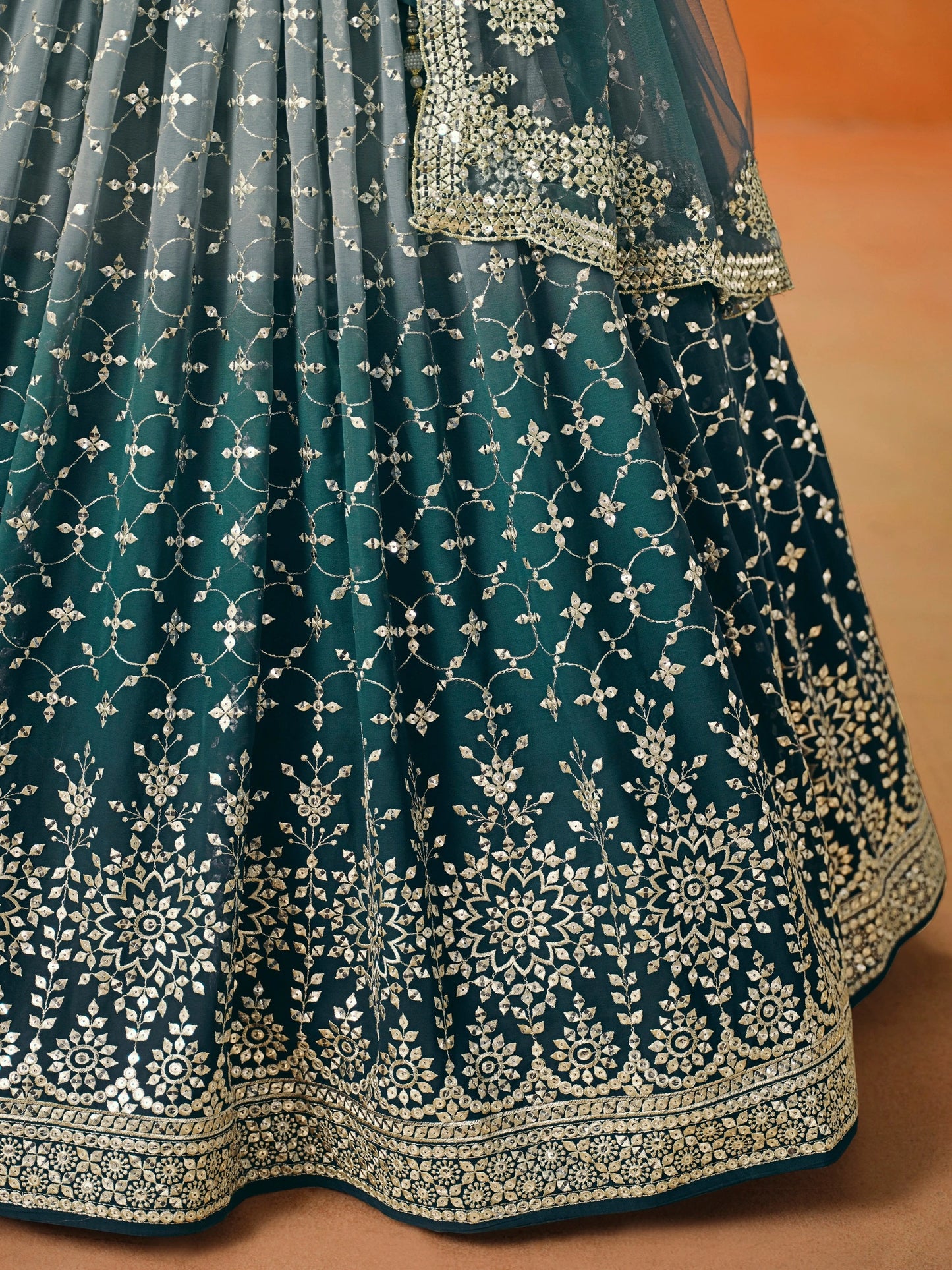 Rosa 3-teiliges Lehenga-Jacken-Set (Koti) mit Stickdetails