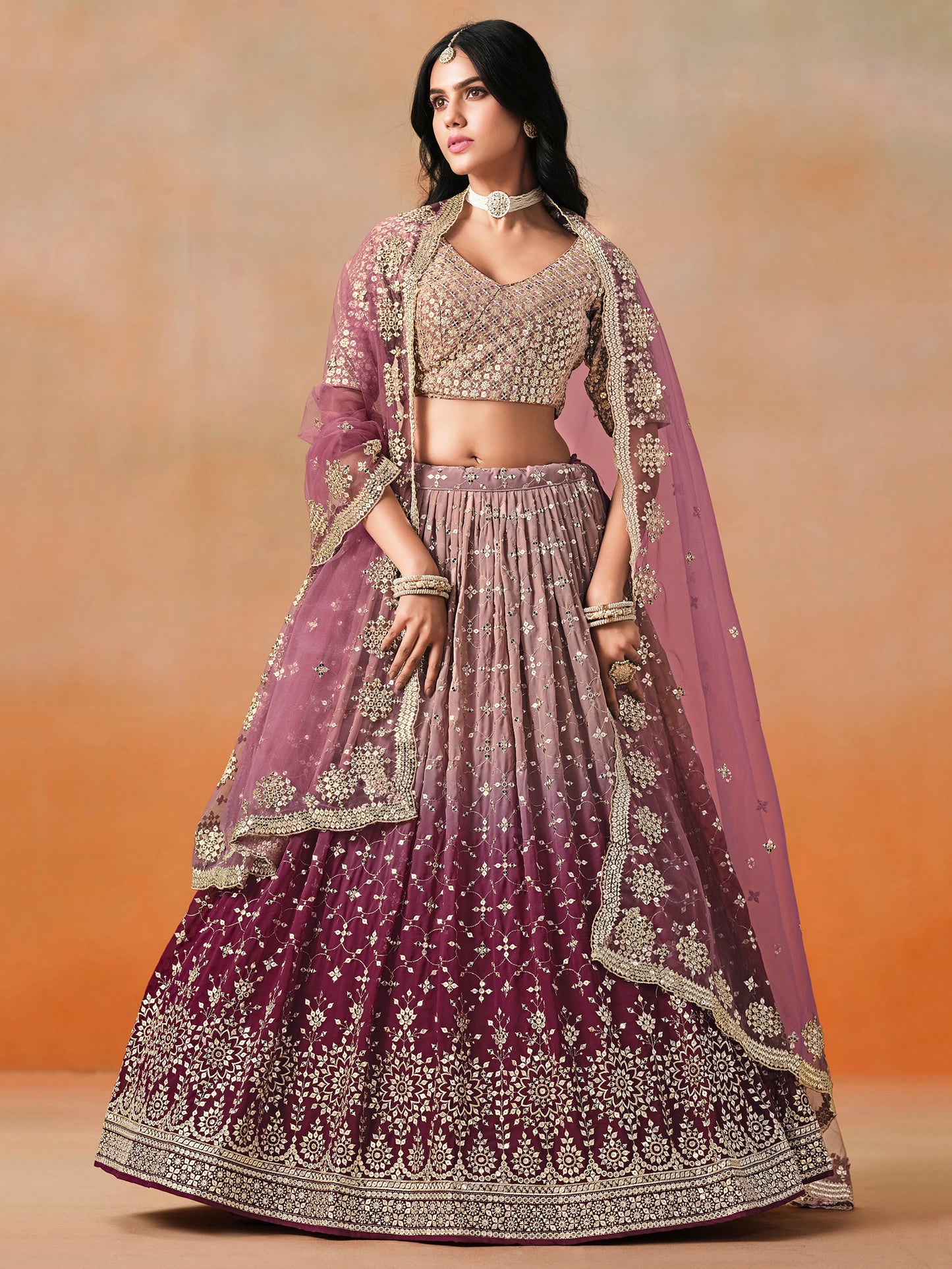 Rosa 3-teiliges Lehenga-Jacken-Set (Koti) mit Stickdetails