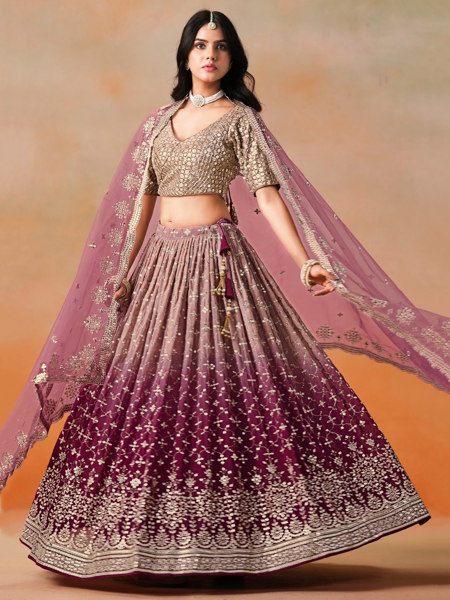 Rosa 3-teiliges Lehenga-Jacken-Set (Koti) mit Stickdetails