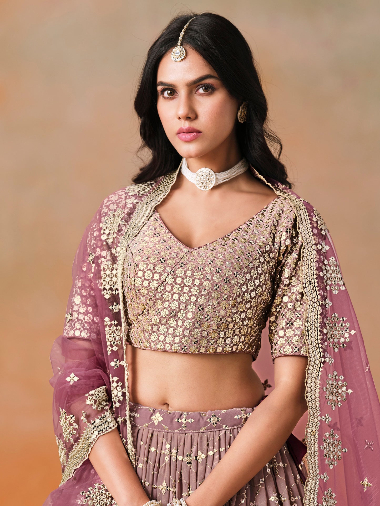 Rosa 3-teiliges Lehenga-Jacken-Set (Koti) mit Stickdetails