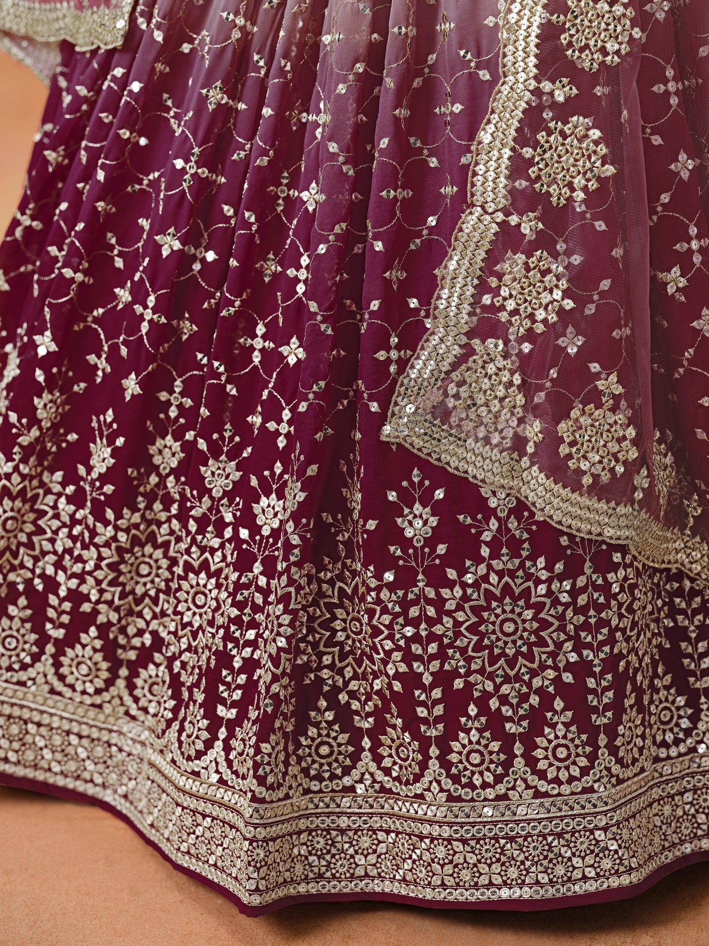 Rosa 3-teiliges Lehenga-Jacken-Set (Koti) mit Stickdetails