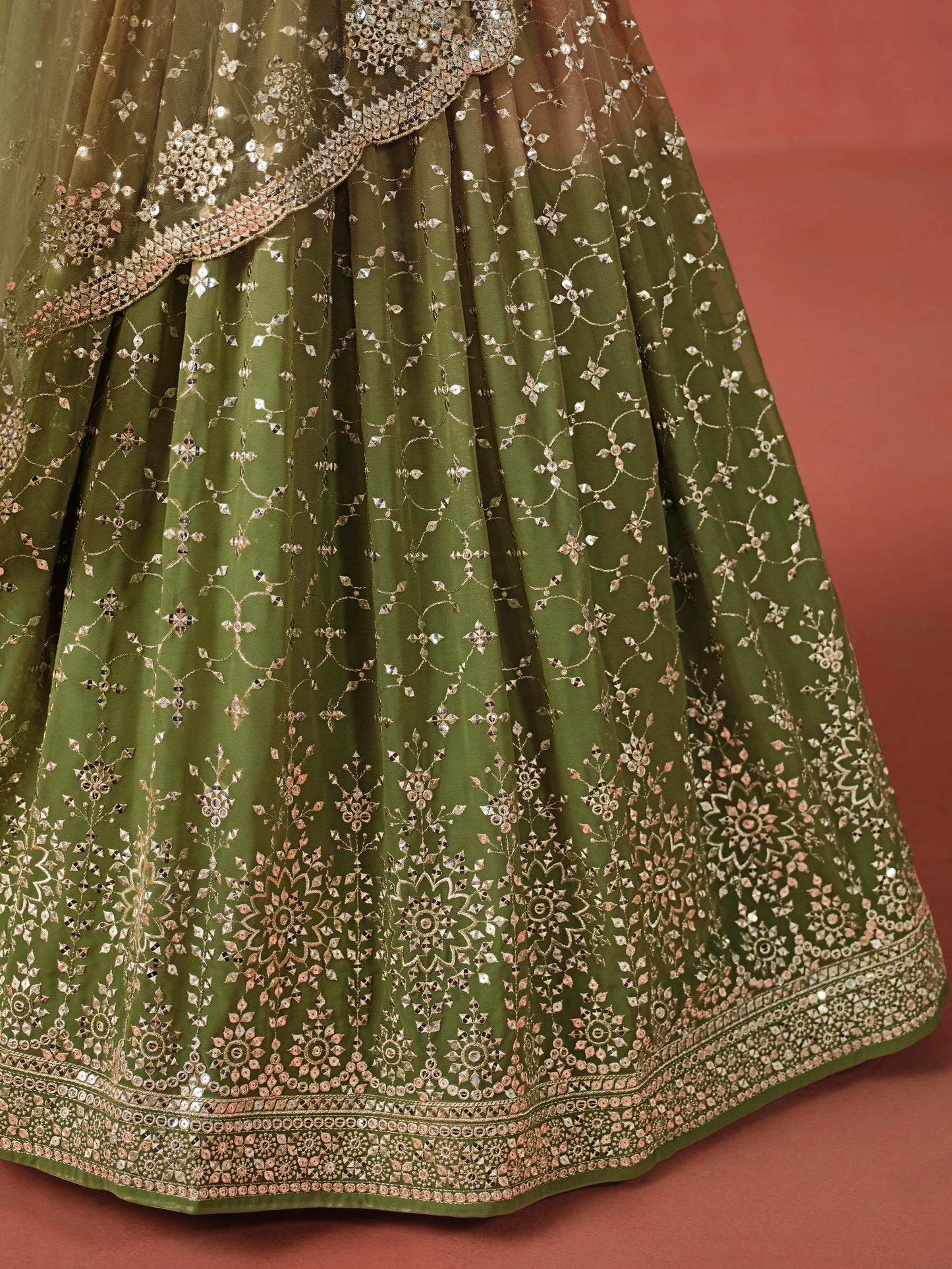 Rosa 3-teiliges Lehenga-Jacken-Set (Koti) mit Stickdetails