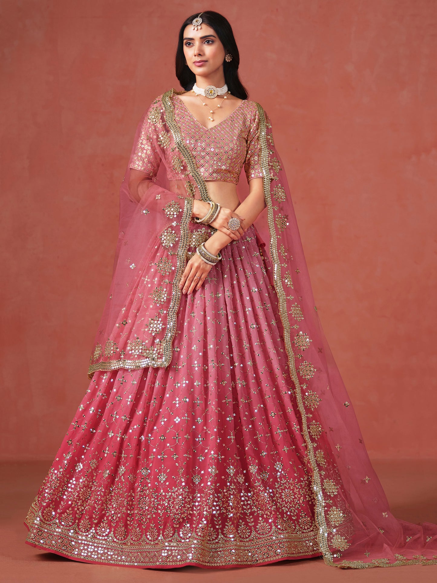 Rosa 3-teiliges Lehenga-Jacken-Set (Koti) mit Stickdetails