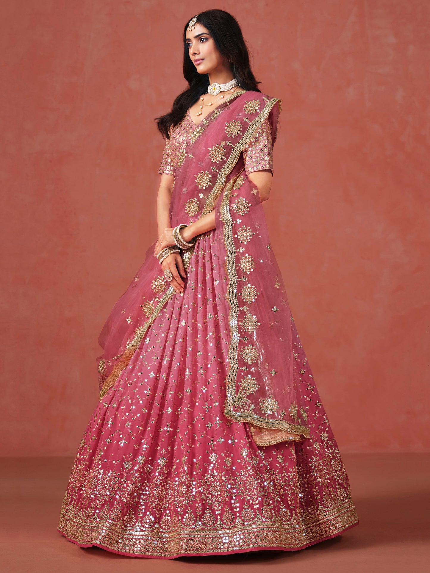 Rosa 3-teiliges Lehenga-Jacken-Set (Koti) mit Stickdetails