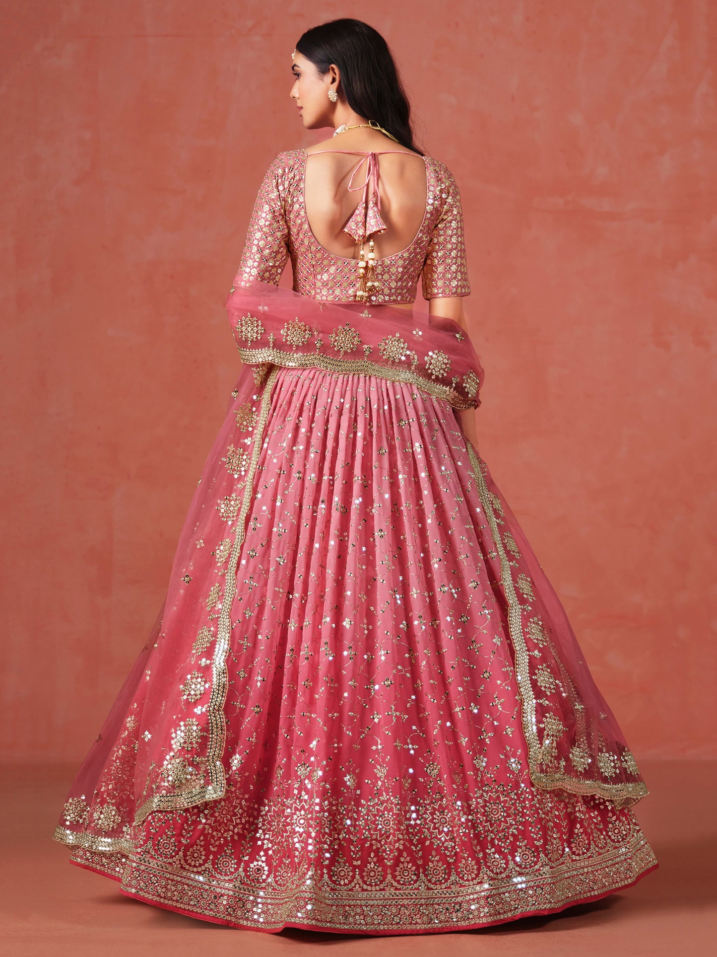 Rosa 3-teiliges Lehenga-Jacken-Set (Koti) mit Stickdetails
