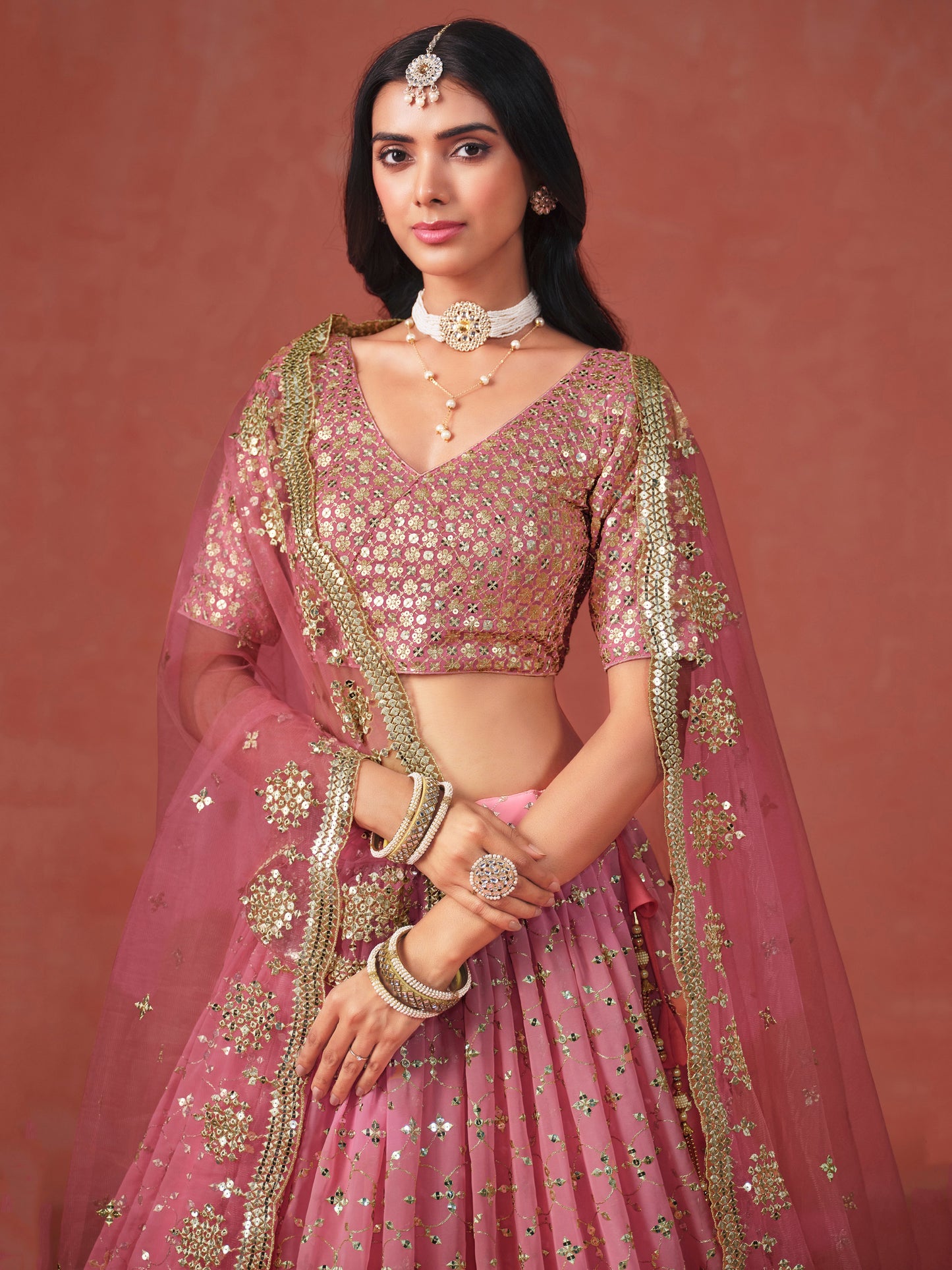 Rosa 3-teiliges Lehenga-Jacken-Set (Koti) mit Stickdetails