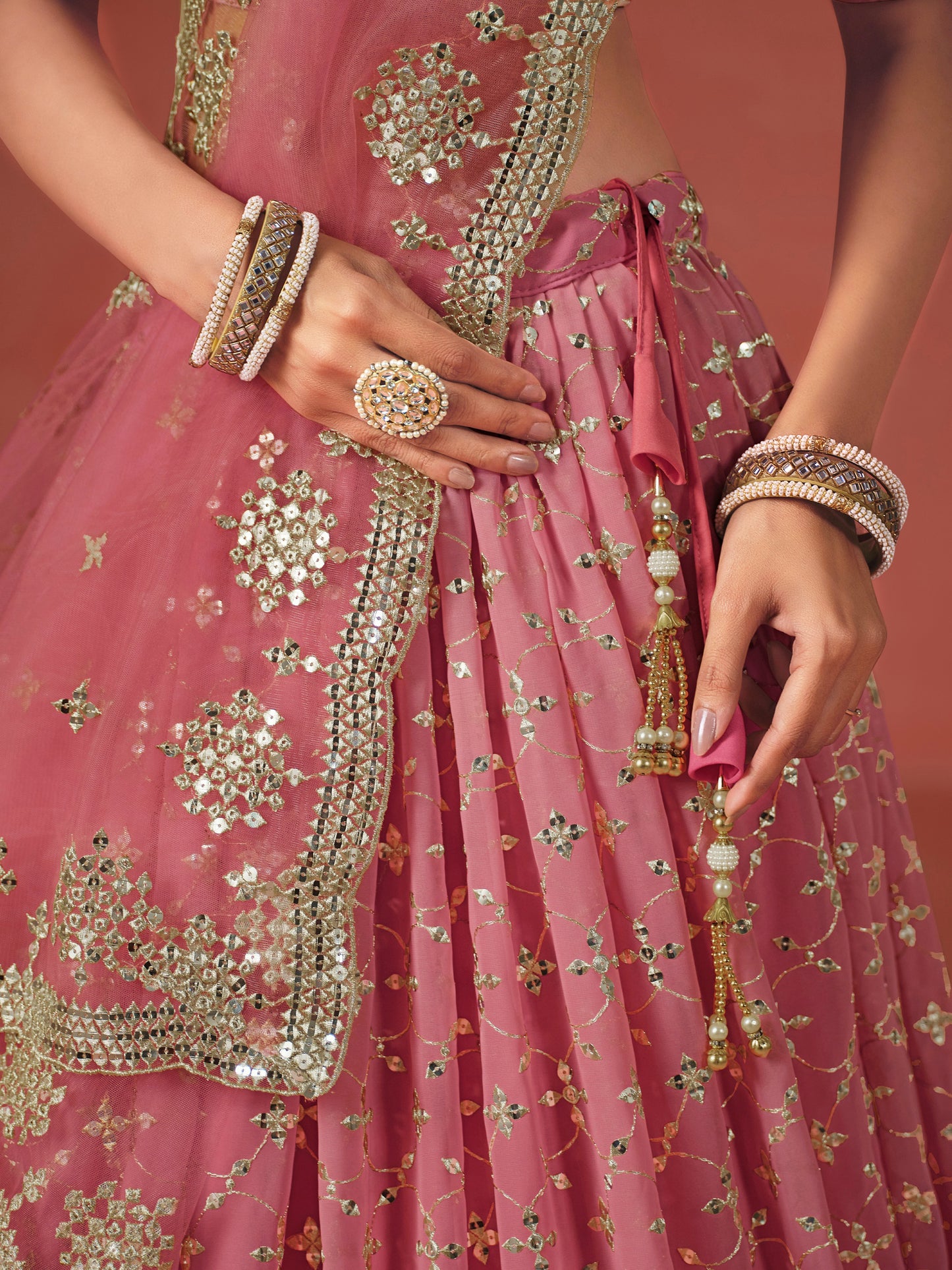 Rosa 3-teiliges Lehenga-Jacken-Set (Koti) mit Stickdetails