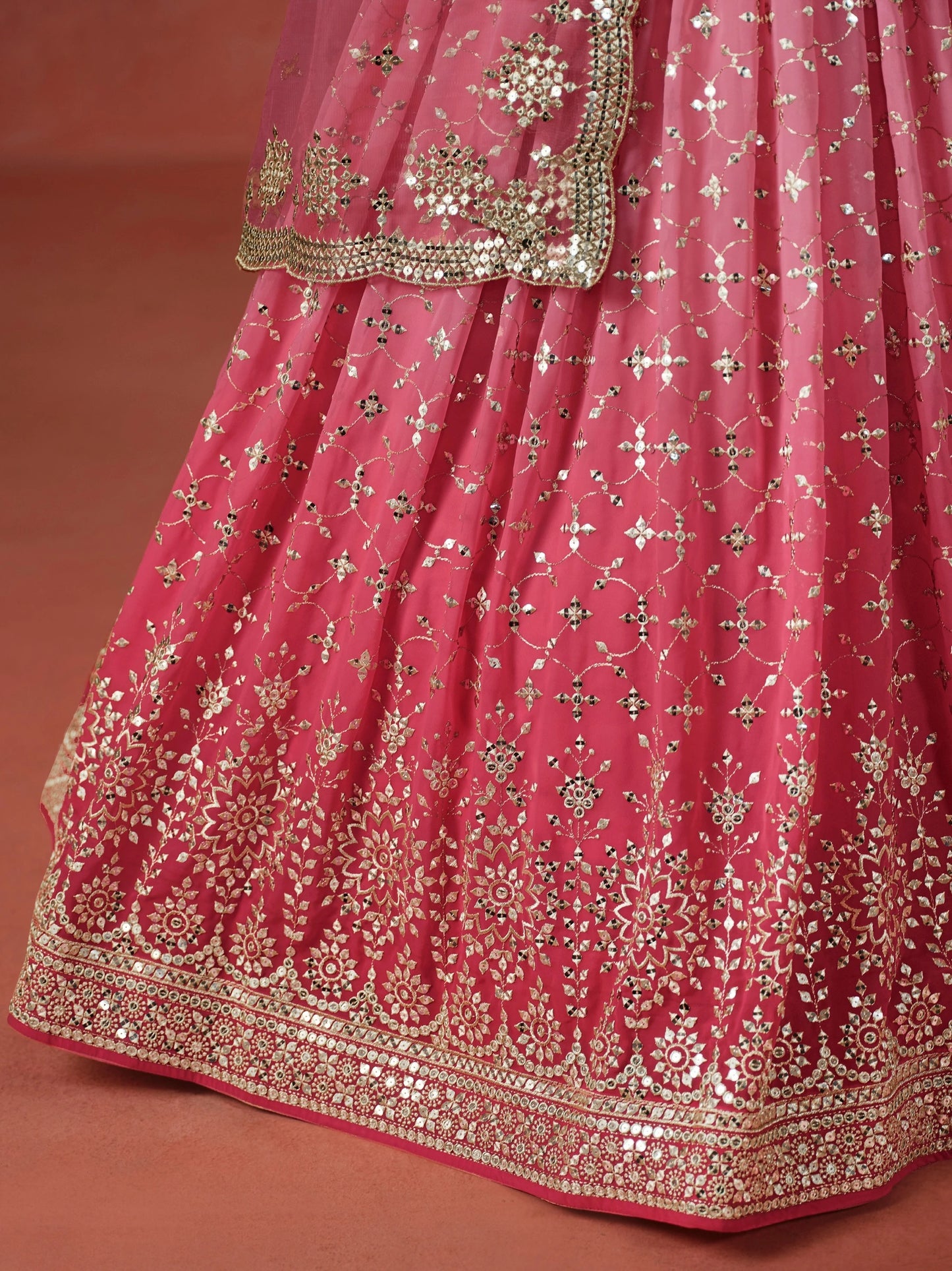Rosa 3-teiliges Lehenga-Jacken-Set (Koti) mit Stickdetails