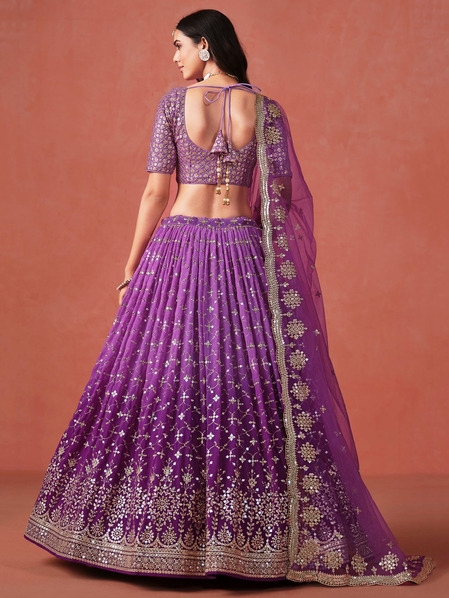 Rosa 3-teiliges Lehenga-Jacken-Set (Koti) mit Stickdetails