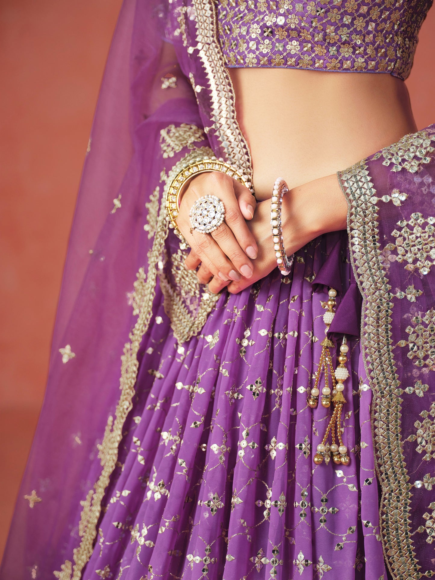 Rosa 3-teiliges Lehenga-Jacken-Set (Koti) mit Stickdetails