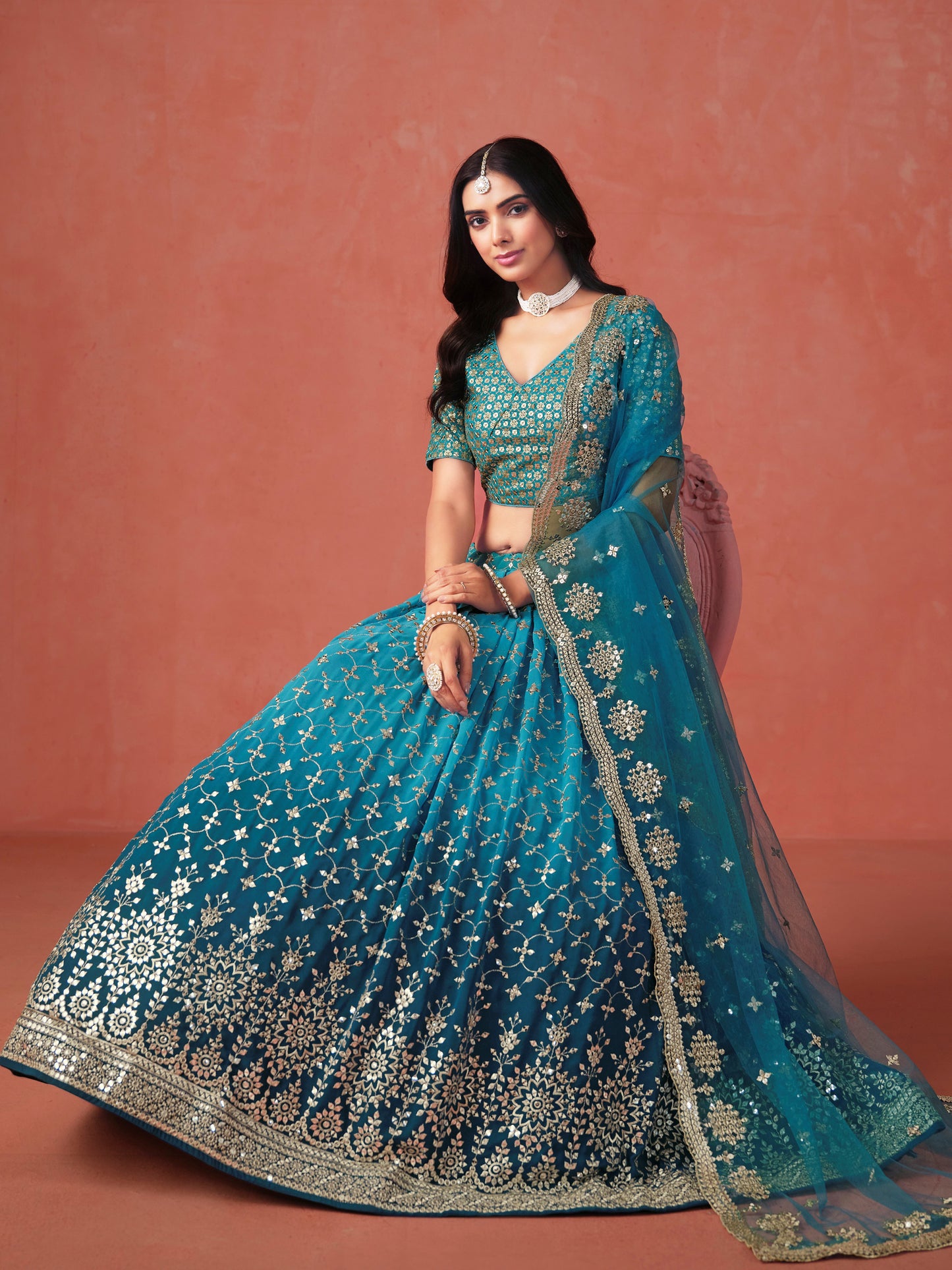Rosa 3-teiliges Lehenga-Jacken-Set (Koti) mit Stickdetails