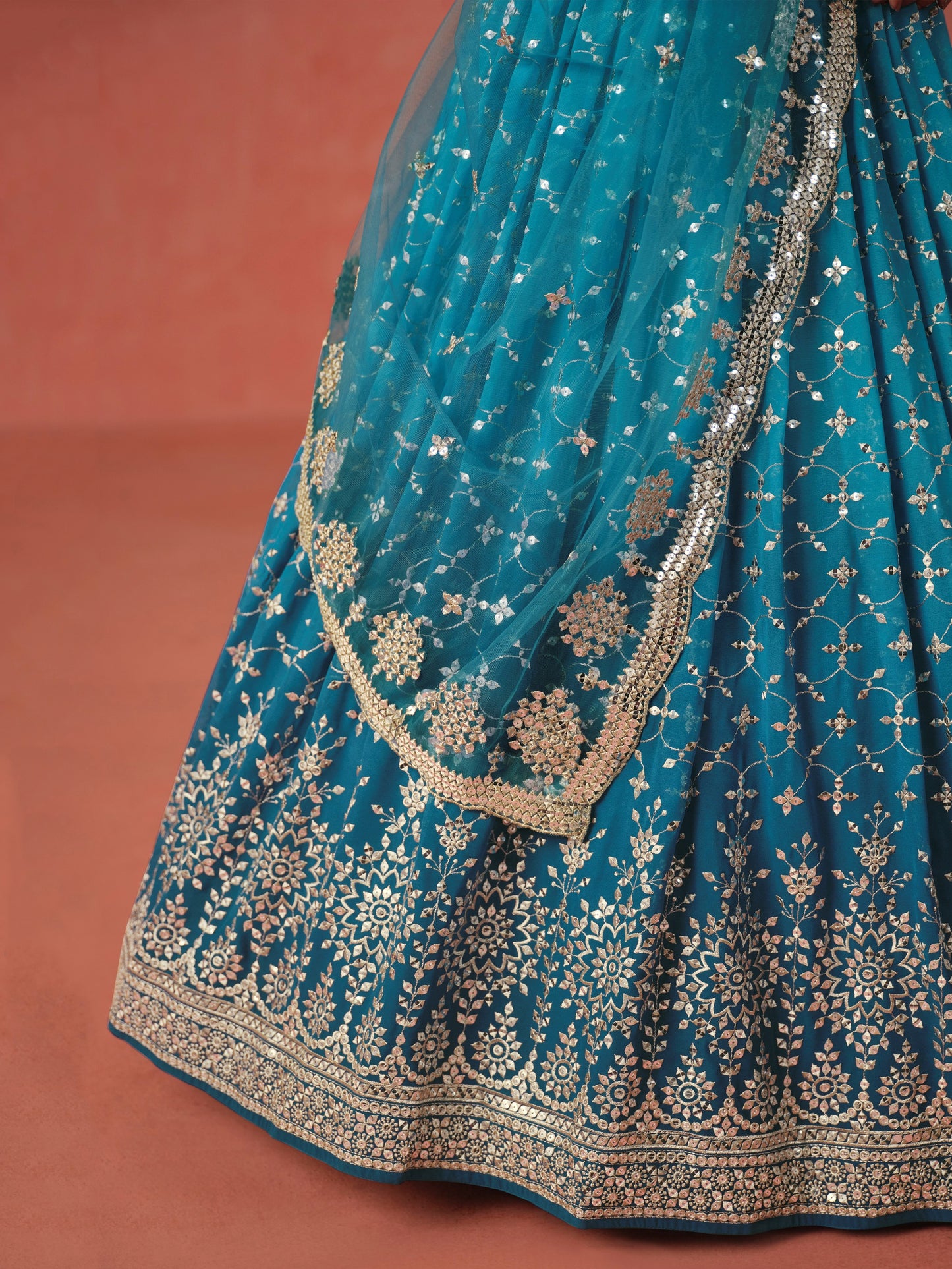 Rosa 3-teiliges Lehenga-Jacken-Set (Koti) mit Stickdetails