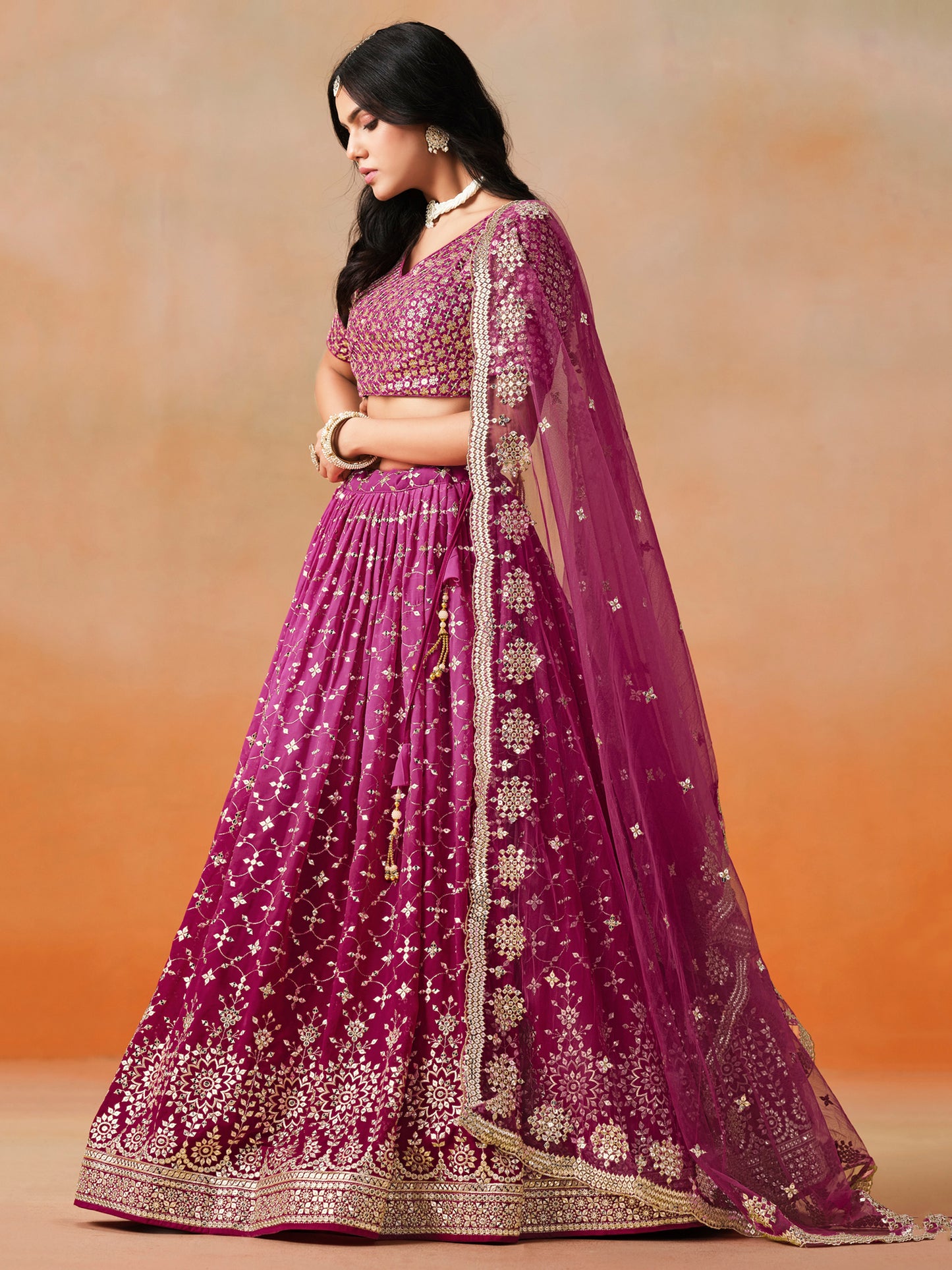 Rosa 3-teiliges Lehenga-Jacken-Set (Koti) mit Stickdetails