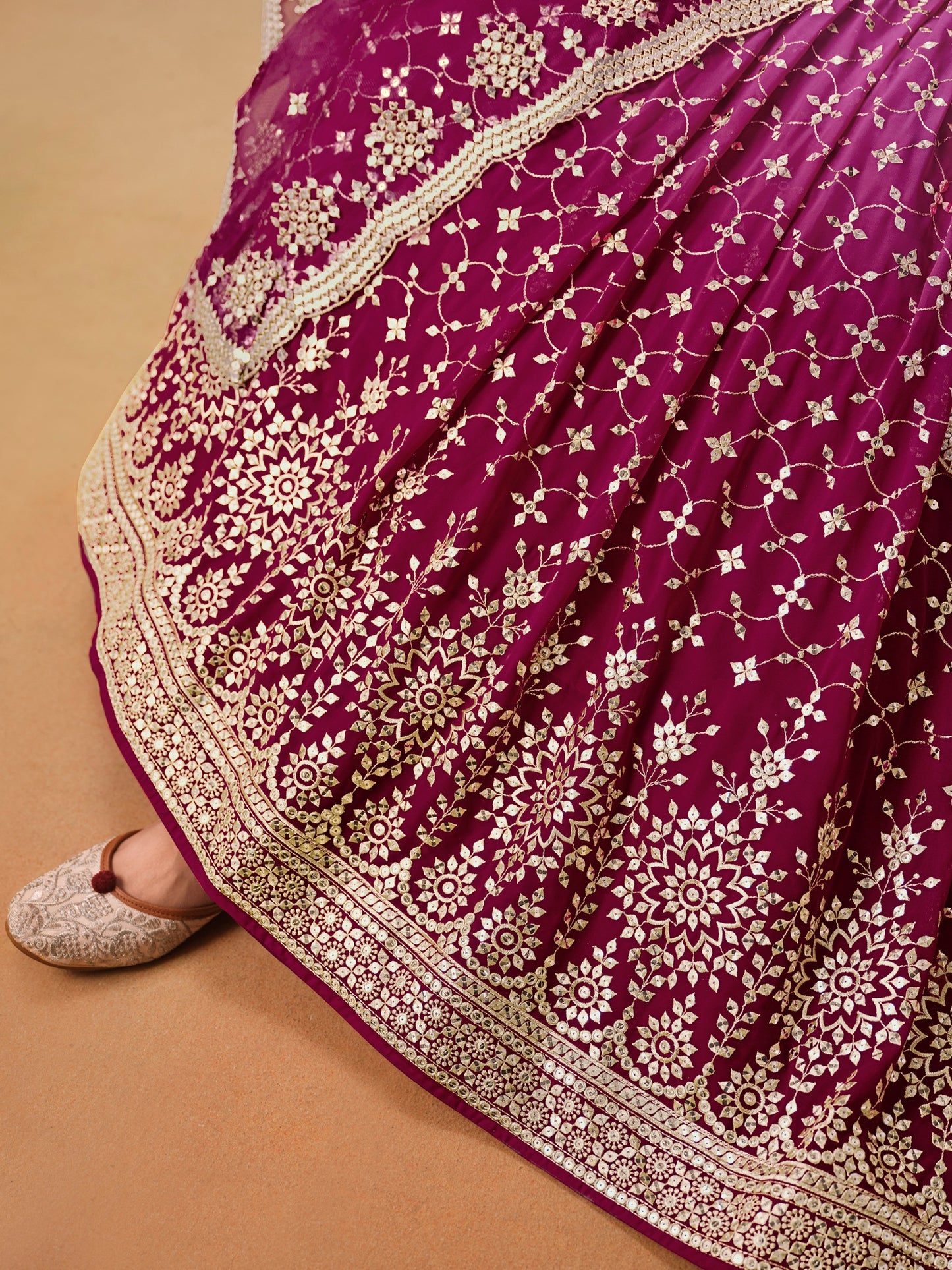 Rosa 3-teiliges Lehenga-Jacken-Set (Koti) mit Stickdetails