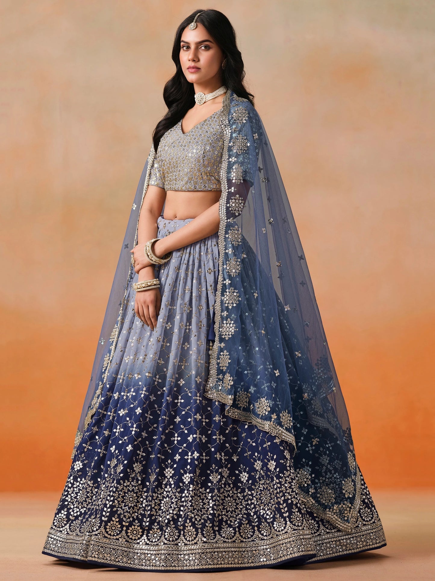 Rosa 3-teiliges Lehenga-Jacken-Set (Koti) mit Stickdetails