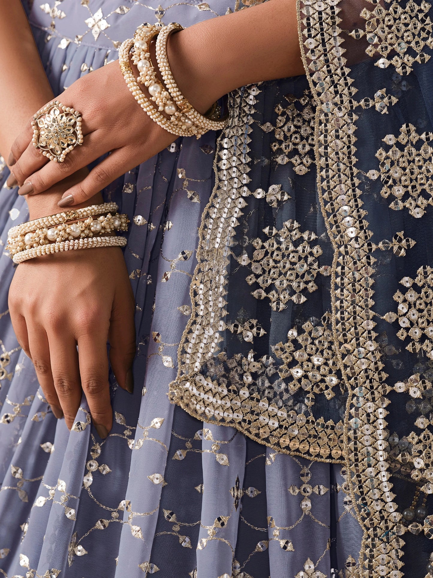 Rosa 3-teiliges Lehenga-Jacken-Set (Koti) mit Stickdetails