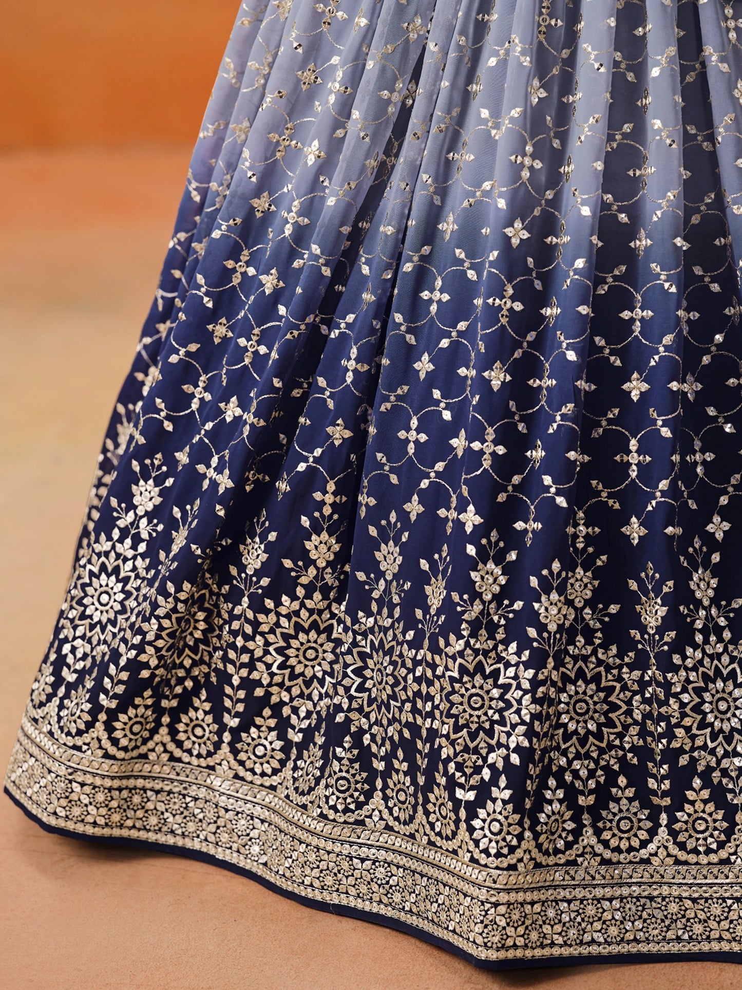 Rosa 3-teiliges Lehenga-Jacken-Set (Koti) mit Stickdetails