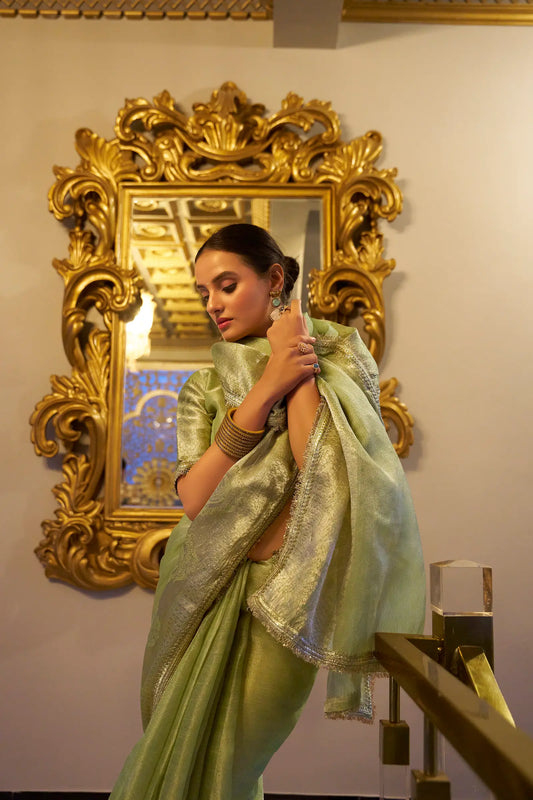 Sari en soie brillante  vert pistache avec travail de tissage Zari et bordure en dentelle de sequins
