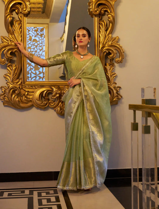 Sari en soie brillante  vert pistache avec travail de tissage Zari et bordure en dentelle de sequins