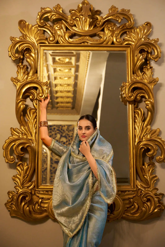 Sari en soie brillante bleu océan avec travail de tissage Zari et bordure en dentelle de sequins