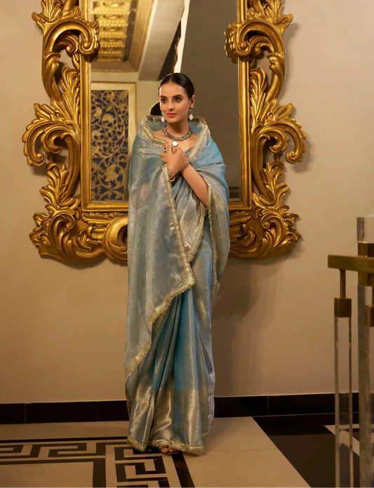 Sari en soie brillante bleu océan avec travail de tissage Zari et bordure en dentelle de sequins