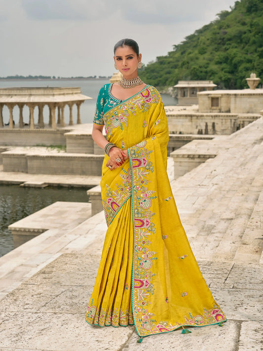Sari jaune et turquoise en jacquard de viscose avec broderie, perles, khatli et travail de tissage zari