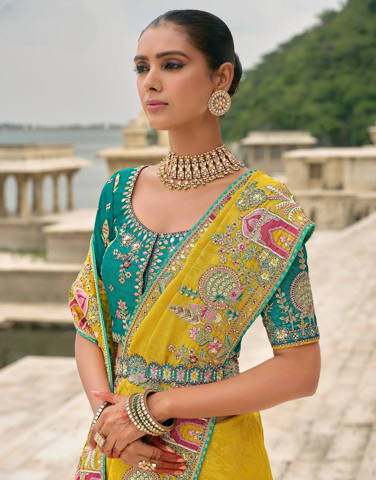 Sari jaune et turquoise en jacquard de viscose avec broderie, perles, khatli et travail de tissage zari