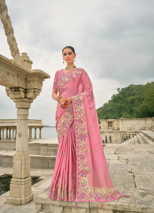 Sari Rose en jacquard de viscose avec broderie, perles, khatli et travail de tissage zari