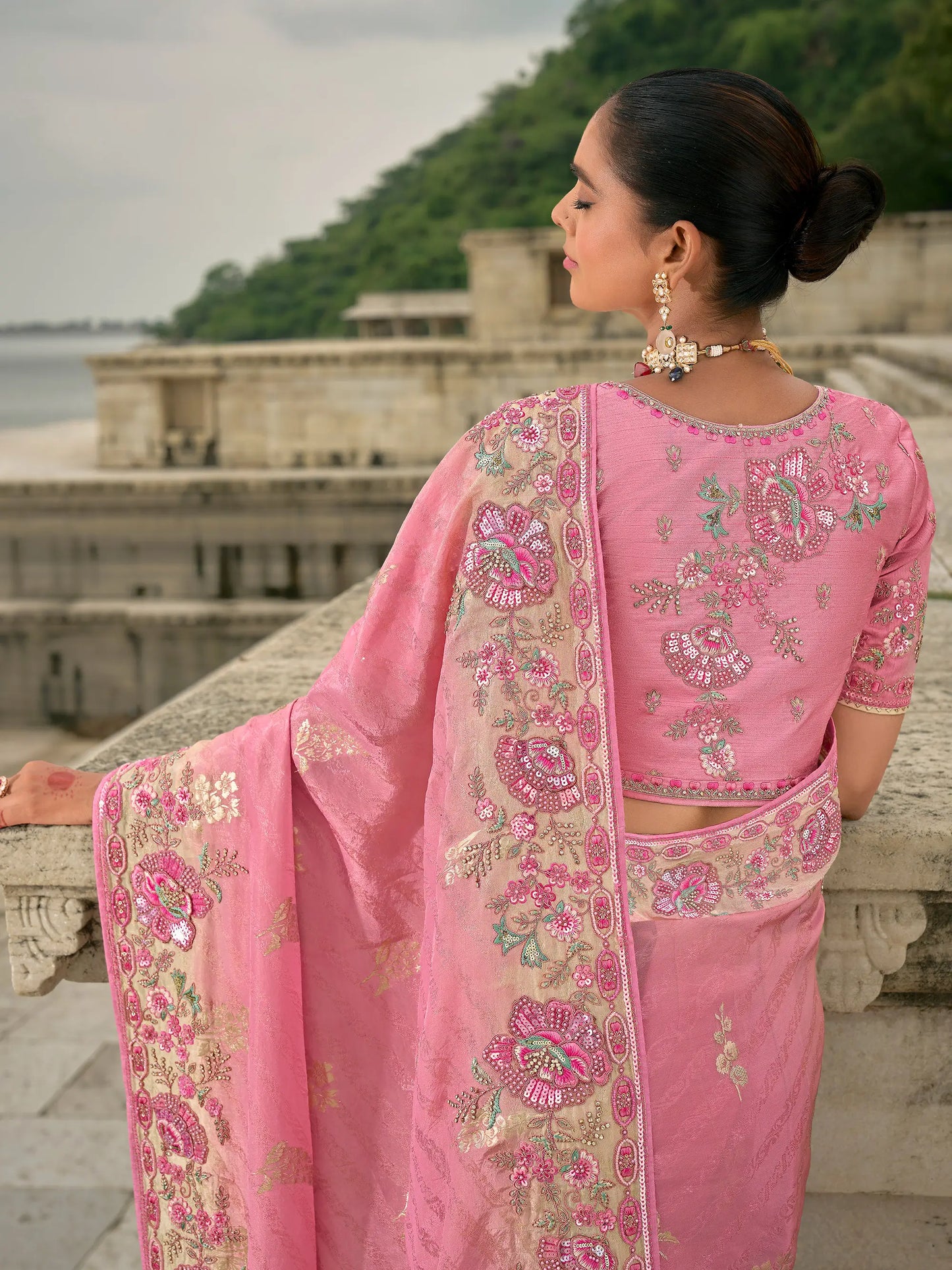 Sari Rose en jacquard de viscose avec broderie, perles, khatli et travail de tissage zari