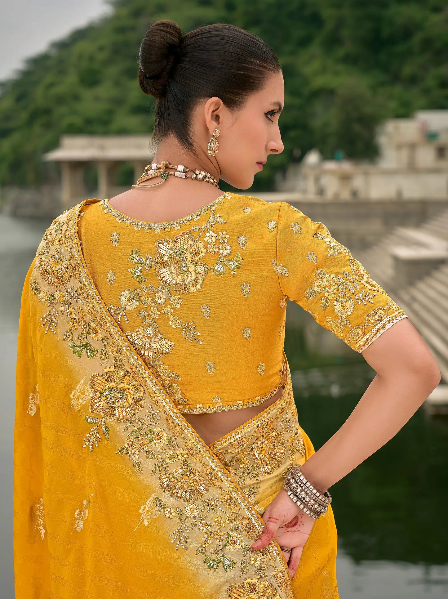 Sari jaune en jacquard de viscose avec broderie, perles, khatli et travail de tissage zari