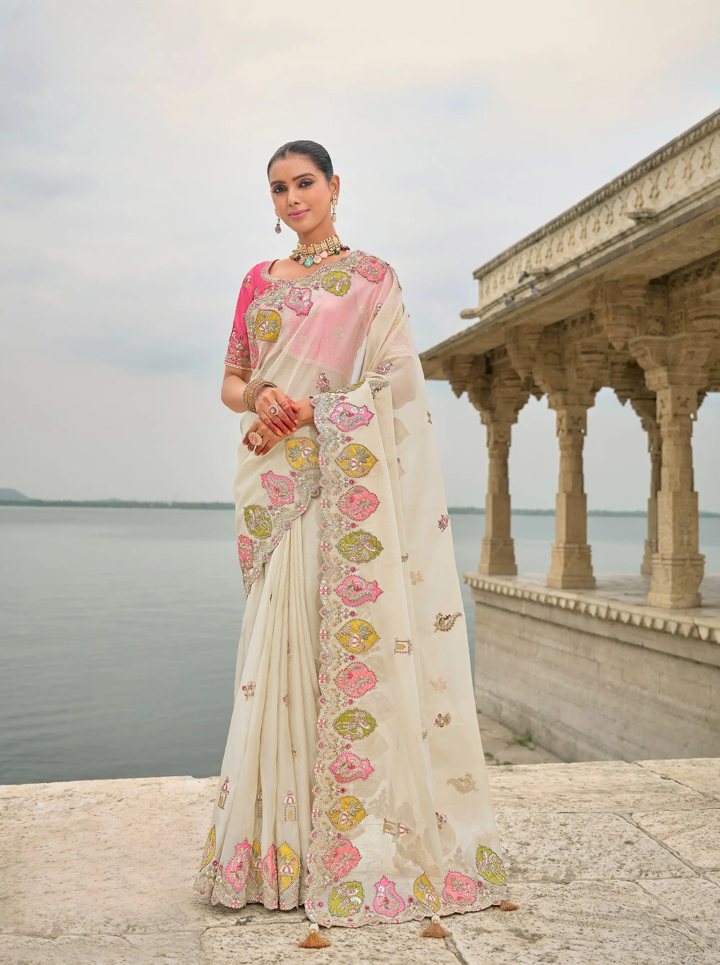 Sari gris pastel en jacquard de viscose avec broderie, perles, khatli et travail de tissage zari