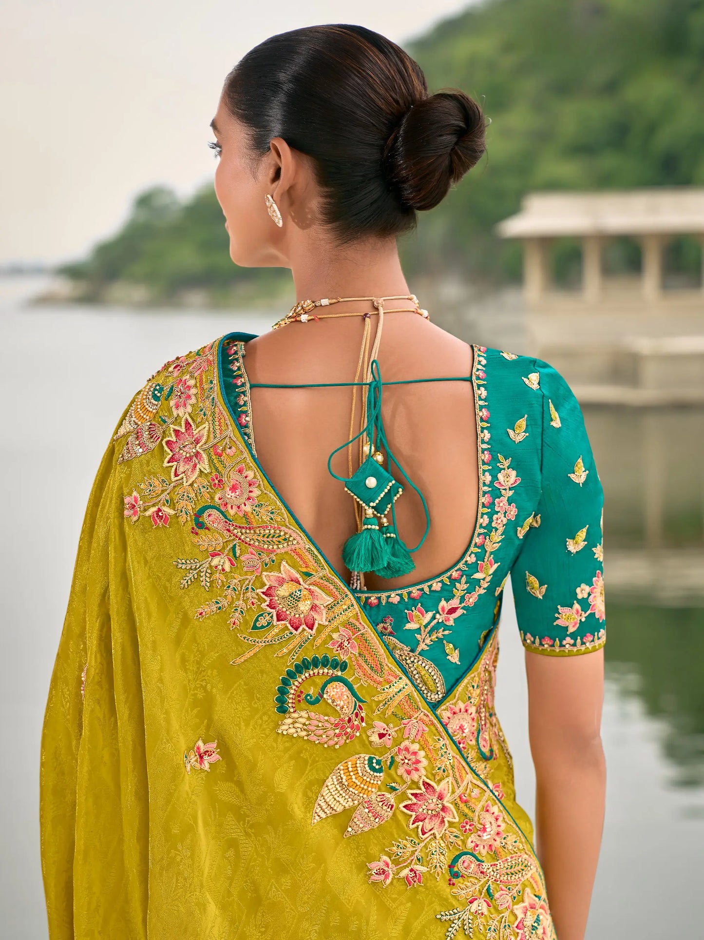 Sari jaune or en jacquard de viscose avec broderie, perles, khatli et travail de tissage zari