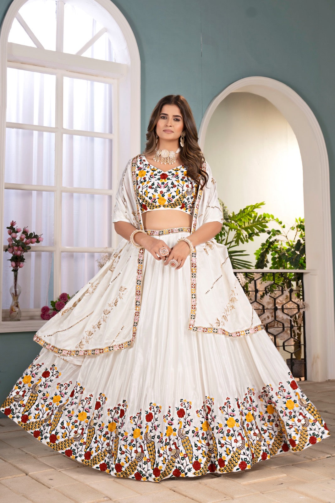 Lehenga choli blanc en chinon aux fleurs multicolores brodées