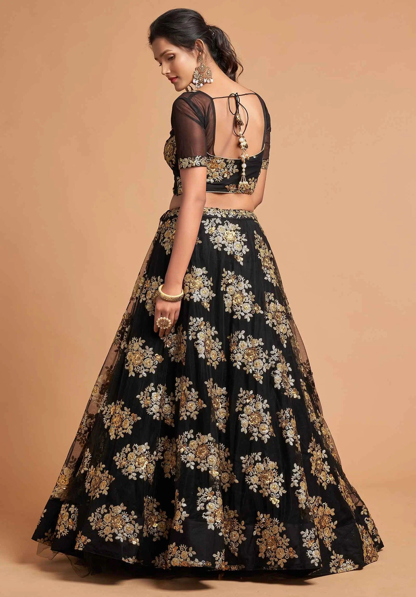 Lehenga en filet doux noir avec broderie Zari et sequins multiples